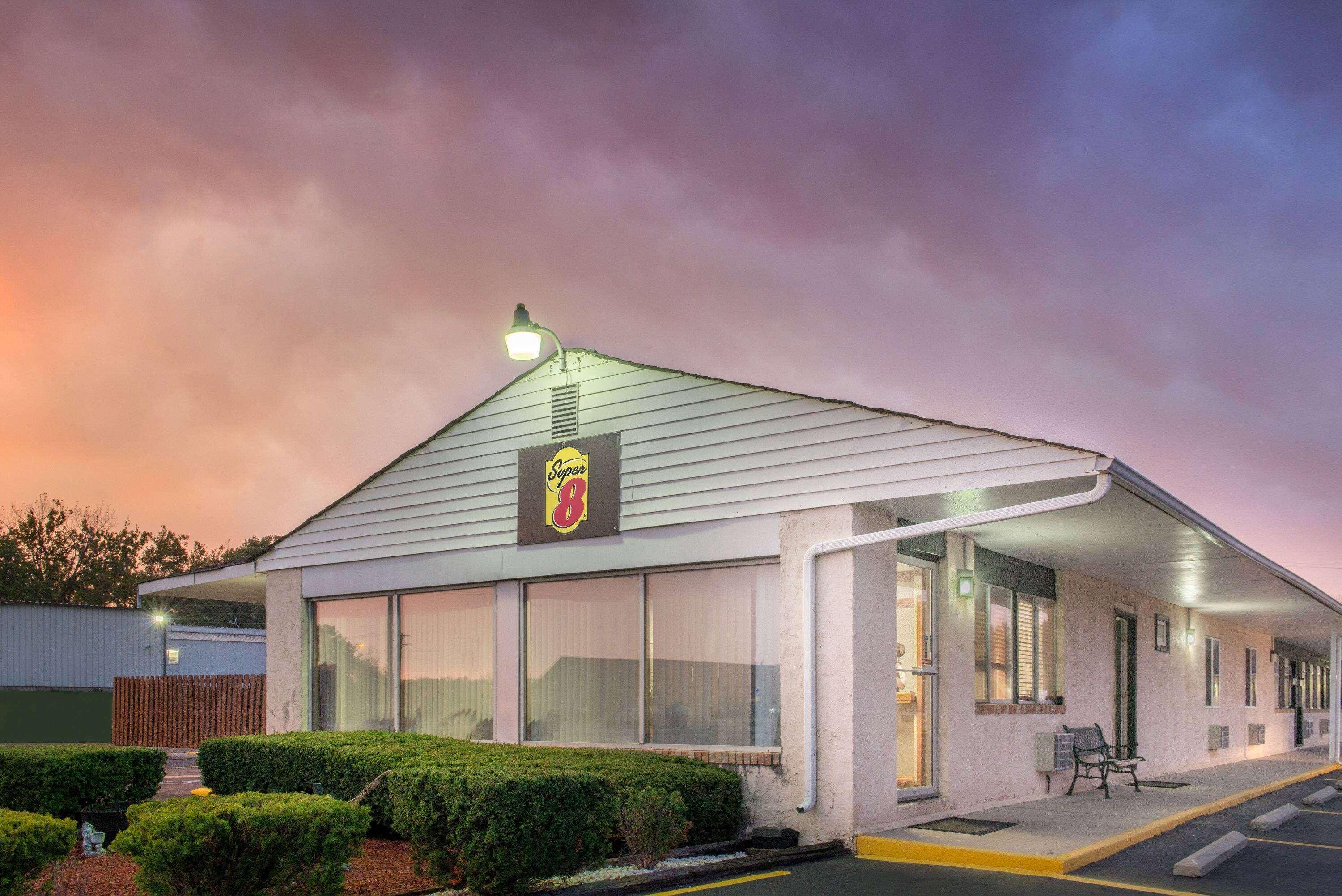 Super 8 By Wyndham Centerville-Richmond Exterior photo